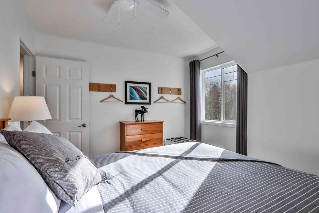Big Mountain Views - Bright 2-Story Corner Unit Canmore Exterior foto