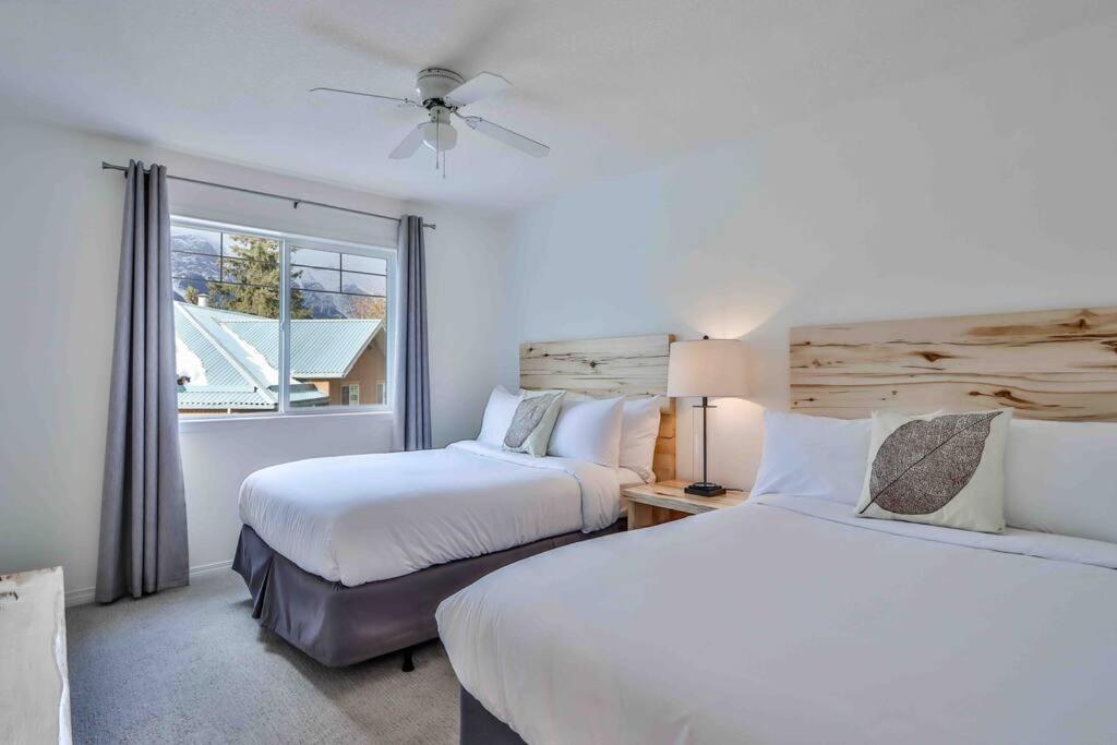 Big Mountain Views - Bright 2-Story Corner Unit Canmore Exterior foto