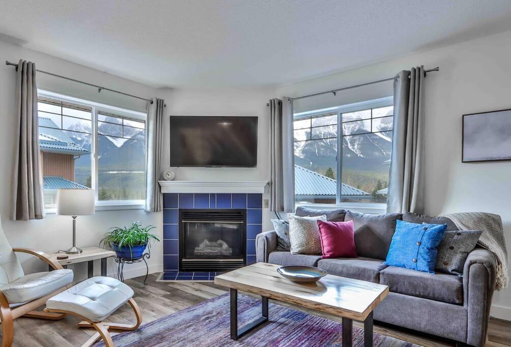 Big Mountain Views - Bright 2-Story Corner Unit Canmore Exterior foto