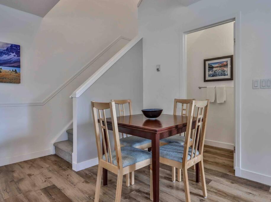 Big Mountain Views - Bright 2-Story Corner Unit Canmore Exterior foto