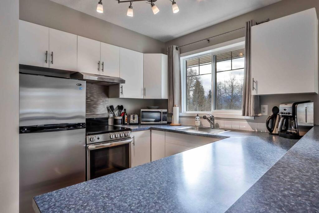 Big Mountain Views - Bright 2-Story Corner Unit Canmore Exterior foto