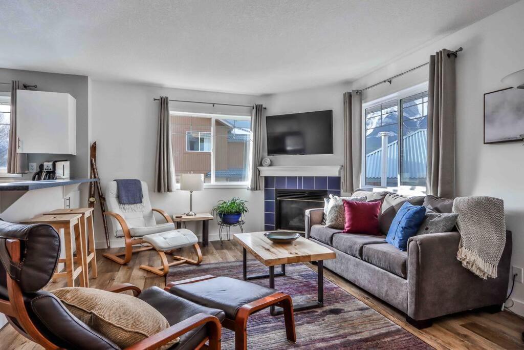 Big Mountain Views - Bright 2-Story Corner Unit Canmore Exterior foto