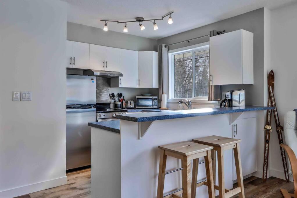 Big Mountain Views - Bright 2-Story Corner Unit Canmore Exterior foto