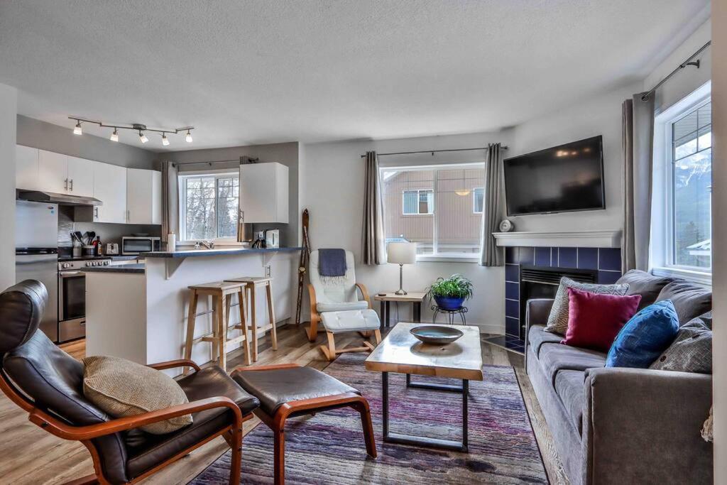 Big Mountain Views - Bright 2-Story Corner Unit Canmore Exterior foto