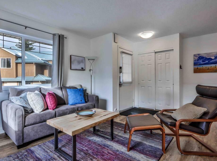 Big Mountain Views - Bright 2-Story Corner Unit Canmore Exterior foto