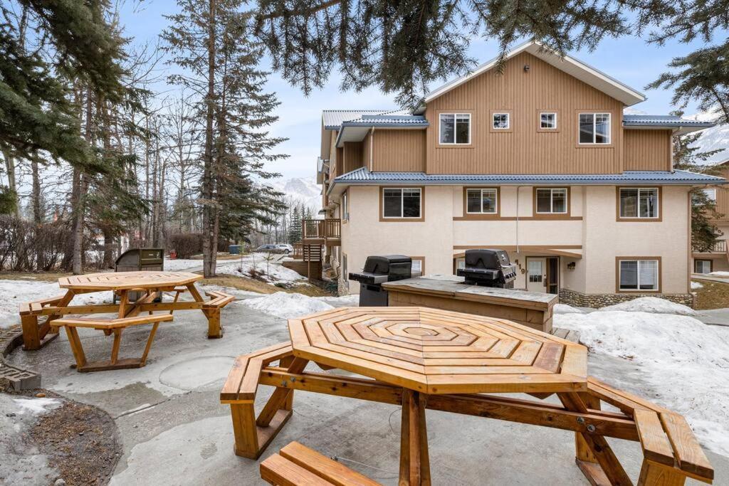 Big Mountain Views - Bright 2-Story Corner Unit Canmore Exterior foto