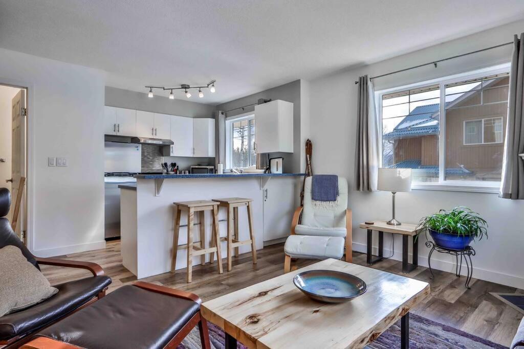Big Mountain Views - Bright 2-Story Corner Unit Canmore Exterior foto
