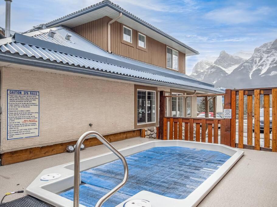 Big Mountain Views - Bright 2-Story Corner Unit Canmore Exterior foto